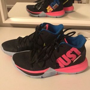 Kyrie 5 “Just Do It” Basketball Shoes Men’s Size 8